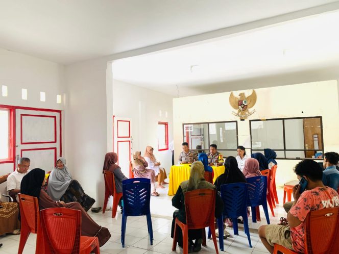 
 Sigap, Bhabinkamtibmas Polsek Tanete Riattang Mediasi Permasalahan Warga di Wilayah BInaan