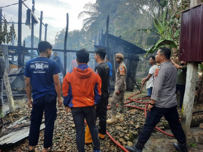 
 Sigap, Personil Polsek Tanete Riattang Dipimpin Aipda Idris Tiba di Lokasi Kebakaran di Tibojong