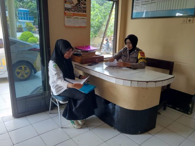 
 Ibu Polwan ini berikan pelayanan yang baik kepada warga