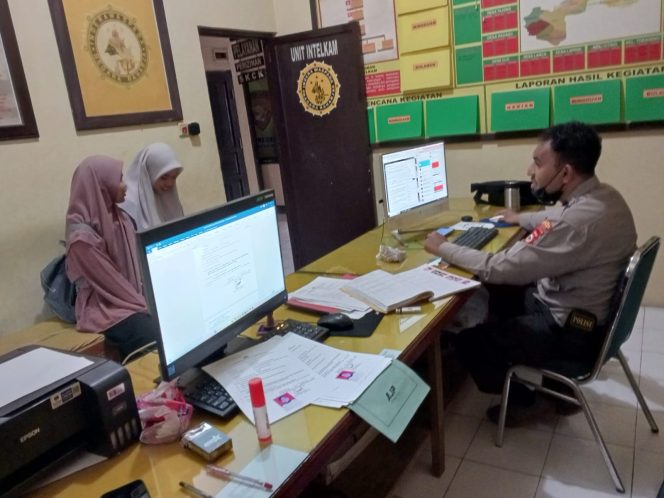 
 Kanit Binmas Polsek Tellu Siattinge berdialog bersama warga, ajak jaga kamtibmas