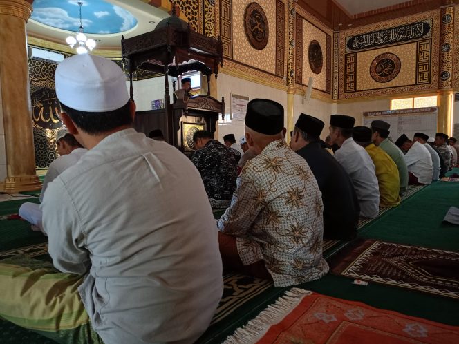 
 Safari Jumat Dai Mitrakamtibmas Polsek Awangpone Sosialisasikan Pilkada Damai Dimesjid Darul Muttaqin Lappoase