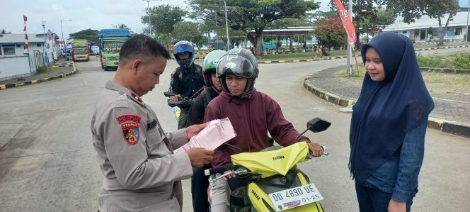 
 Personil Lakukan Pengamanan Dan Pelayanan Saat Ramai Penumpang