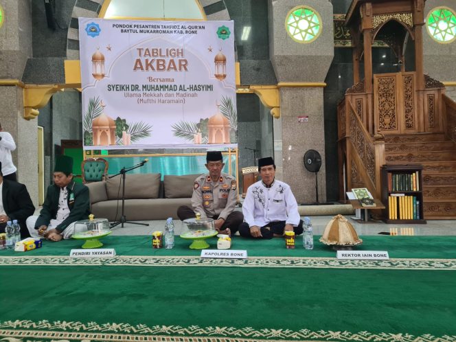 
 Kapolsek Tanete Riattang Hadiri Tabligh Akbar Bersama Syekh Dr. Muhammad Al Hasyimi di Masjid Agung Bone