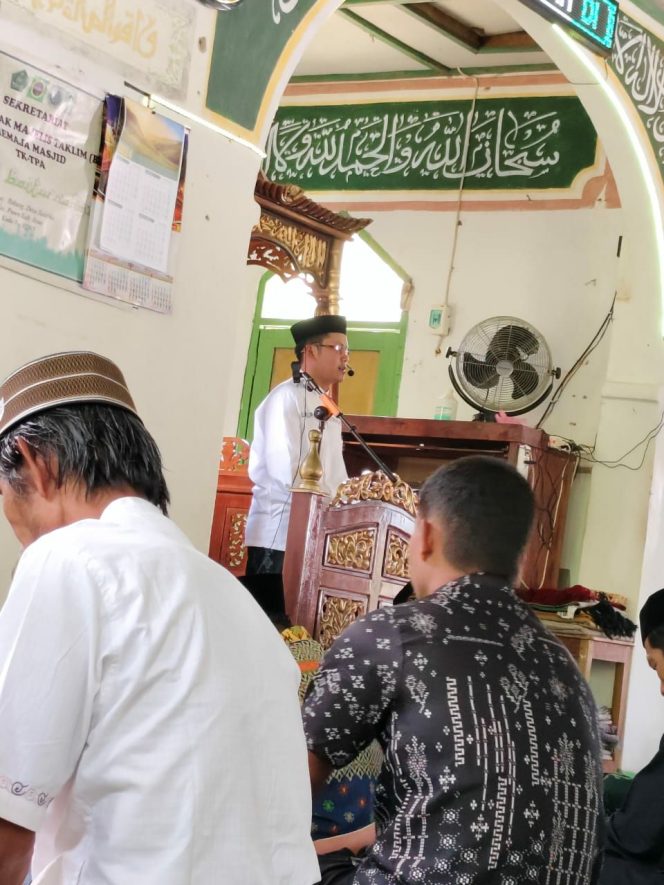 
 Dai Kamtibmas Polsek Ponre melaksanakan safari Jumat dalam rangka sosialisasi Pilkada damai dimasjid An-Najmah desa Bolli