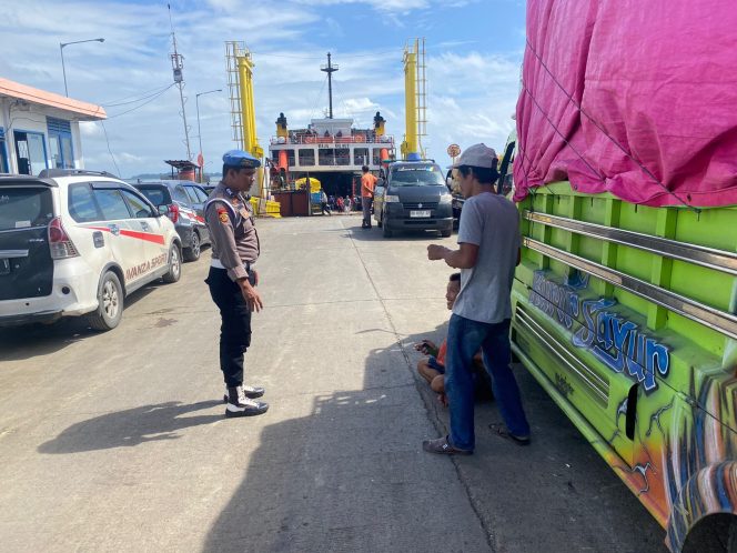 
 Didepan KMP Rajadilaut, Lakukan Pengamanan Dan Pelayanan Kepada Pengguna Jasa