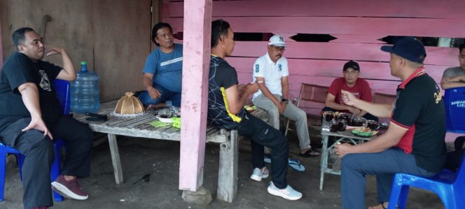 
 Silaturahmi Personil Polsek Ajangale dengan Kades Pinceng Puteh dan Labissa, Upaya Membangun Sinergi.