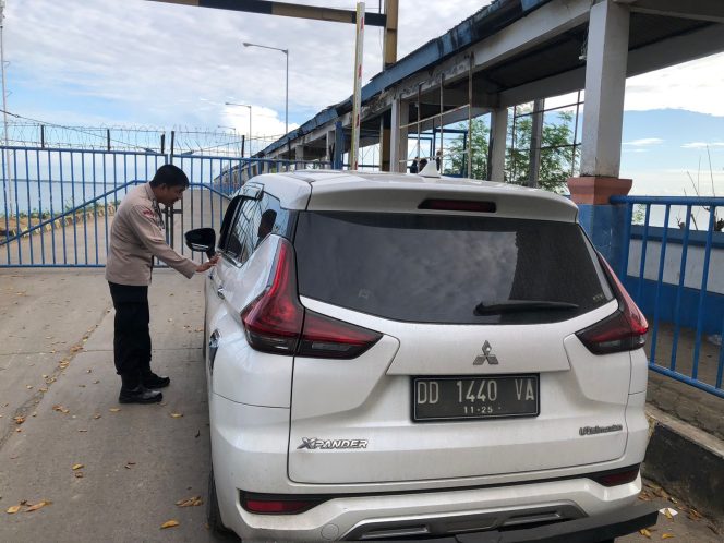 
 Pastikan Administrasi Penyeberangan Kendaraan Tertib Dan Sesuai Aturan, Personil Lakukan Pemeriksaan