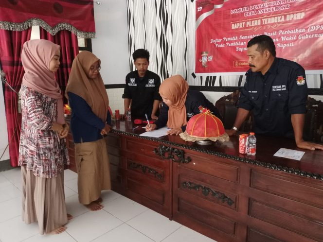 
 Polsek Awangpone Polres Bone Memantau Rapat Pleno Rekapitulasi DPSHP Desa Cakke Bone