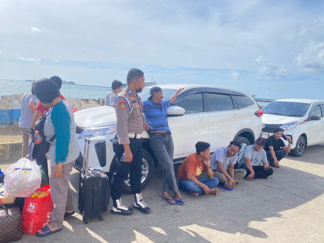 
 Pastikan Situasi Kondusif Sebelum Keberangkatan Kapal, Personil Lakukan Pengamanan