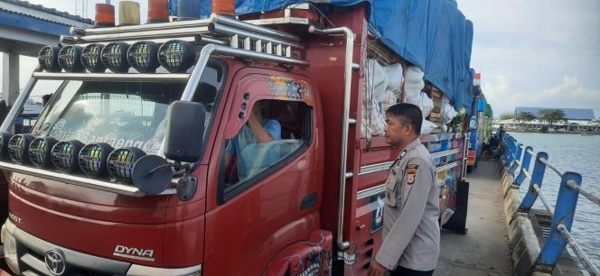 
 Pantau Langsung Keberangkatan Kapal, Personil Lakukan Pelayanan Dan Pengamanan