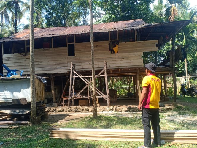 
 Polsek Awangpone Polres Bone Bersama Warga Laksanakan Program Bedah Rumah di Kelurahan Macope