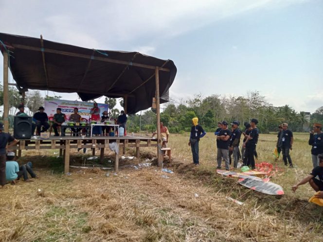 
 Polsek Awangpone Polres Bone Menghadiri Pesta Rakyat Lomba Layang-Layang di Desa Pacing