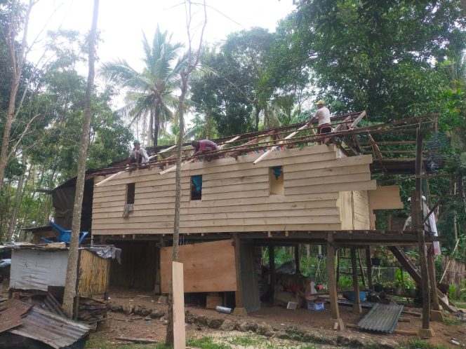 
 Polsek Awangpone Bedah Rumah Hari Kedua Mengganti Atap rumah Warga Kelurahan Macope