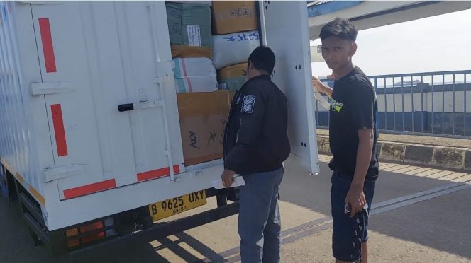 
 Cegah Muatan Illegal, Personil Lakukan Pemeriksaan