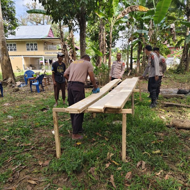 
 Personil Polsek Awangpone Persiapkan Material untuk Bedah Rumah Warga di Kelurahan Macope