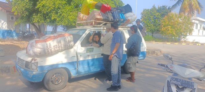 
 Dampingi Karyawan PT. JEEMLA FERRY, Personil Polsek Lakukan Pemeriksaan Kendaraan 