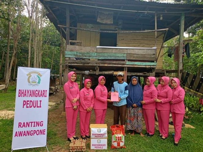 
 Bhayangkari Ranting Awangpone Gelar Kegiatan Bhayangkari Peduli dengan Kunjungan ke Warga Kurang Mampu