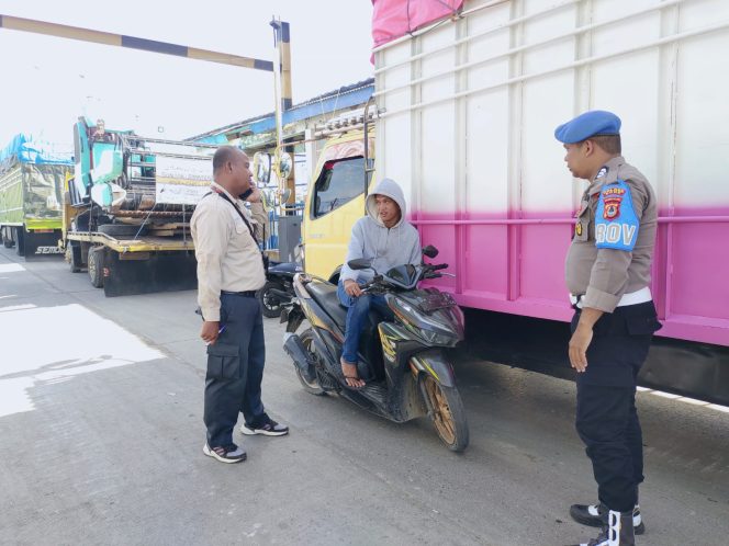 
 Keberangkatan Kapal, Personil Lakukan Pengamanan