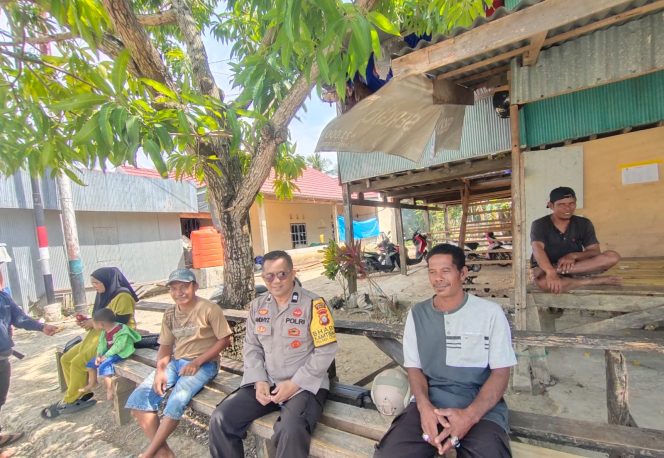 
 Sambangi Warga, Bhabinkamtibmas Polsek Cenrana Sampaikan Berikan Pesan Kamtibmas