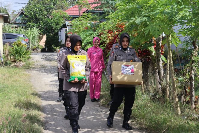 
 Personel Polres Bone bersama Pengurus Bhayangkari Cabang Gelar Jumat Berbagi Kepada Masyarakat Pra-Sejahtera