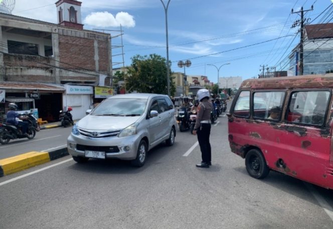 
 Personel Lantas Polsek Tanete Riattang Atur Lalu Lintas di SPBU untuk Atasi Kemacetan