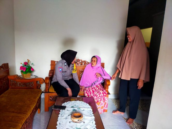 
 Polwan, Polsek Barebbo Sambangi Ibu-Ibu Yang Ada Di Wilayah Binaan