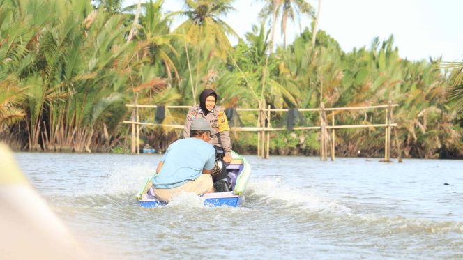 
 Kapolda Sulsel Beri Penghargaan Aiptu Suhati, Bhabinkamtibmas dari Bone sebagai Polwan Inspiratif