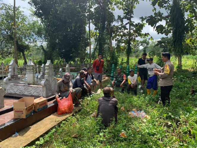 
 Bhabinkamtibmas Polsek Barebbo: Kerja Bakti Pembersihan Area Perkuburan di Desa Lampoko