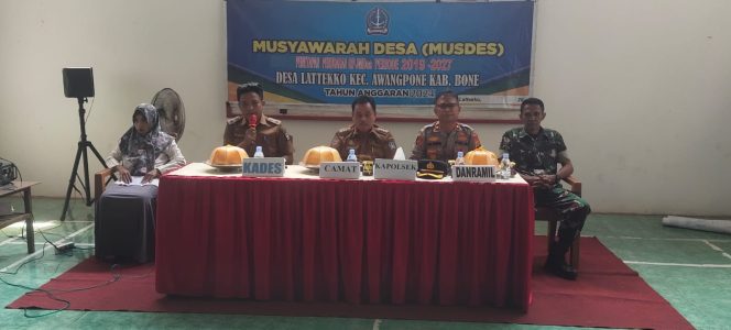 
 Kapolsek Awangpone Polres Bone Menghadiri Perencanaan Pembangunan Dan Penyaluran BLT di Desa Latekko