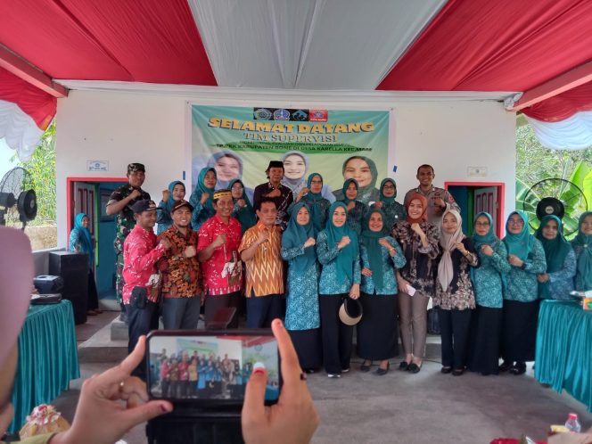 
 Bhabinkamtibmas Hadiri Kunker Tim Supervisi, Monitoring, Evaluasi, Dan Pelaporan TP PKK Di Wilayah Binaannya