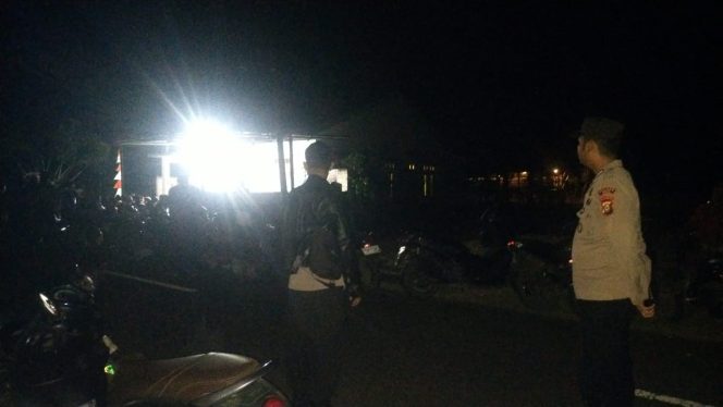 
 Personil Polsek Awangpone Polres Bone Amankan Kampanye Paslon Nomor Urut 2 di Desa Mallari