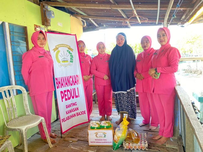 
 Berbagi Sesama, Wujud Kepedulian Bhayangkari Ranting Pelabuhan Dengan Bakti Sosial Peduli Sesama