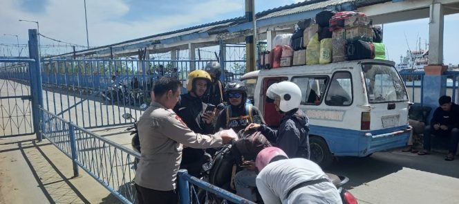 
 Keberangkatan Kapal, Personil Lakukan Pengamanan