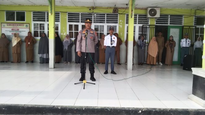 
 Police Go to School, Kapolsek Ulaweng Pimpin Upacara di SMA 15 Bone Kecamatan Ulaweng