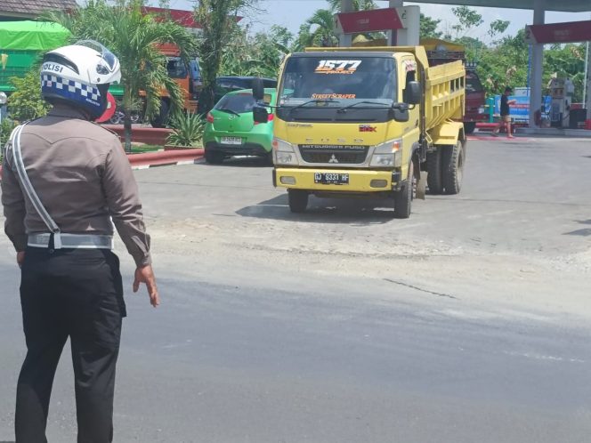 
 Unit Lantas Polsek Tanete Riattang Aktif Lakukan Pengaturan Lalu Lintas di SPBU Jl. Yos Sudarso, Watampone