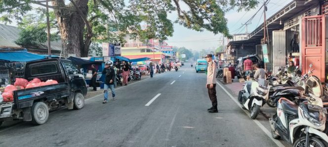 
 Tingkatkan Keamanan dan Kenyamanan Pedagang, Anggota Polsek Aktif Lakukan Pengaturan dan Pengawasan