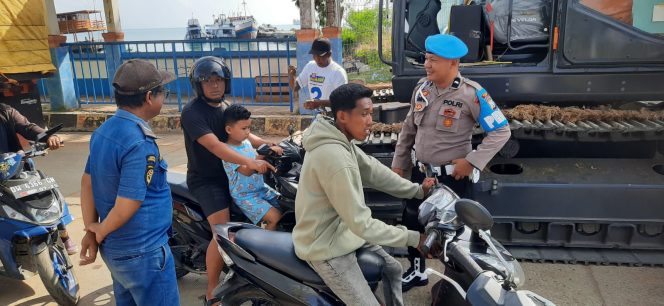 
 Keberangkatan Kapal, Personil Lakukan Pengamanan