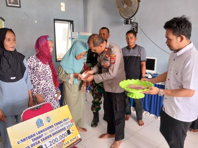 
 Hadiri Penyaluran BLT DD, Kapolsek Cenrana Berikan Himbauan Kamtibmas