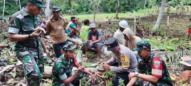 
 Bhabinkamtibmas Polsek Barebbo Laksanakan Patroli dan Gotong Royong Bersama Warga  Bone -Apala Pada hari Selasa, 1 Oktober 2024, Bhabinkamtibmas Polsek Barebbo, Bripka Samsu Alam, S.Sos, melaksanakan kegiatan sambang desa dan patroli di Desa Bacu dan Desa Lampoko. Dalam kegiatan tersebut, Bripka Samsu bersama anggota Koramil Barebbo dan warga setempat turut serta dalam gotong royong membersihkan lahan kebun sebagai persiapan musim tanam.  Kegiatan ini tidak hanya bertujuan untuk menjaga keamanan dan ketertiban, tetapi juga untuk mempererat hubungan antara aparat keamanan dan masyarakat. Bripka Samsu menyampaikan pentingnya kerjasama dalam menjaga lingkungan dan mempersiapkan lahan pertanian agar produktivitas dapat meningkat.  “Warga sangat antusias dalam kegiatan ini. Dengan gotong royong, kita tidak hanya membersihkan lahan, tetapi juga membangun kebersamaan dan rasa saling memiliki,” ungkap Bripka Samsu.  Kegiatan ini diharapkan dapat memberikan semangat kepada warga untuk terus aktif dalam menjaga lingkungan dan mempersiapkan musim tanam dengan baik, sehingga hasil pertanian dapat optimal.    NnZz