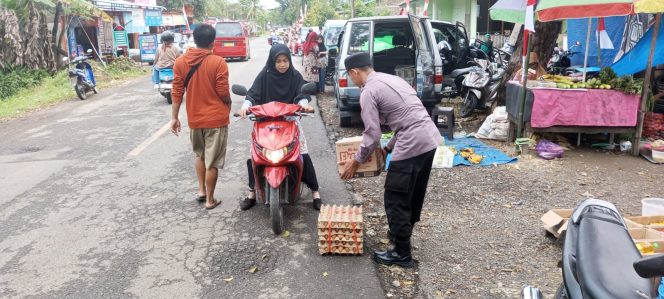 
 Wujud Peduli, Dan Pelayanan Bantu Warga Yang Sedang Angkat Barang Jualannya di. pasar