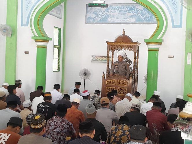 
 Jelang Pilkada, Bhabinkamtibmas Barebbo Ajak Warga Jaga Keamanan Lewat Sosialisasi di Masjid