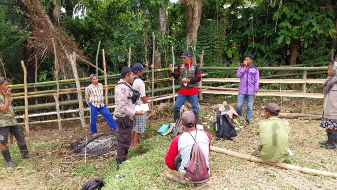 
 “Bhabinkamtibmas Polsek Ponre sambangi kebun,”warga diberi penyuluhan keamanan”