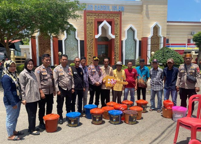 
 Kapolsek Awangpone Polres Bone Mendampingi Warganya Menerima Bantuan Kapolda Sulsel