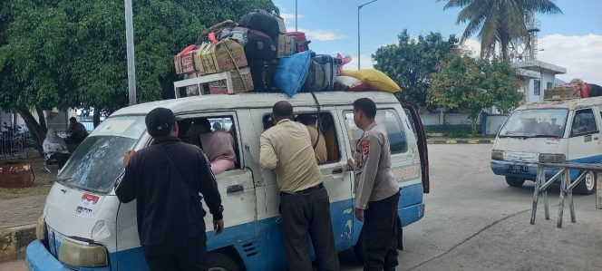 
 Dampingi Karyawan Kapal, Personil Polsek Lakukan Pemeriksaan Kendaraan 