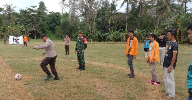 
 Ipda Syamsul Bahri Buka Pertandingan Sepak Bola Mini KKN Mahasiswa UNM Makassar di Desa Telle. 