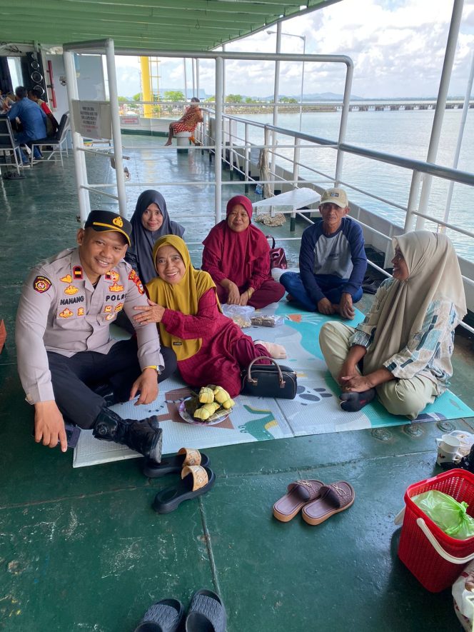 
 Pantau Langsung Kondisi Penumpang Diatas Kapal, Waka Polsek Berikan Edukasi