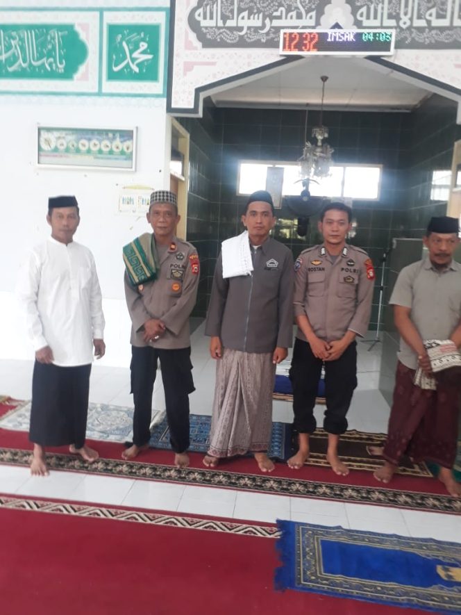 
 Kapolsek Palakka bersama Kanit Binmas perkuat silaturahmi dengan Da’i Mitra polri di masjid Al Arif desa panyili