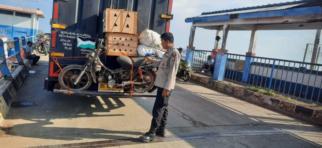 
 Pastikan Situasi Kondusif Sebelum Keberangkatan Kapal, Personil Lakukan Pengamanan