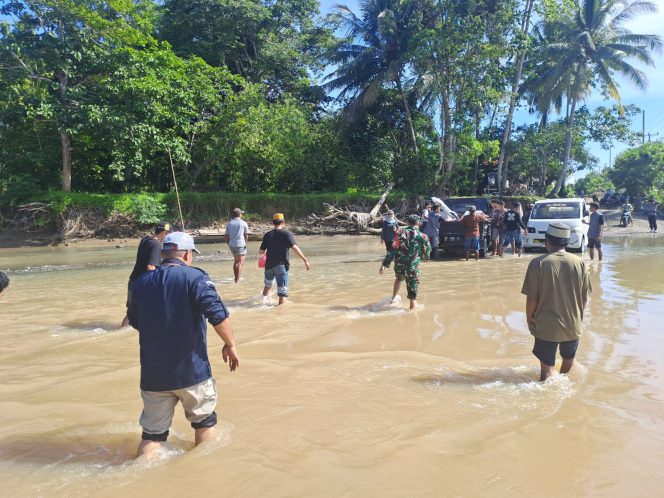 
 Personel Polsek Sibulue Kawal Logistik Pilkada Hingga ke Sekretariat PPS