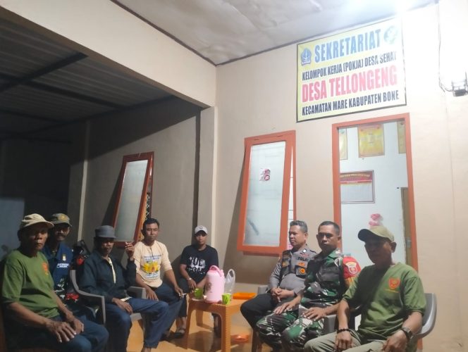 
 Personil Polsek Mare Polres Bone, Amankan Logistik Pilkada Di Kantor Desa